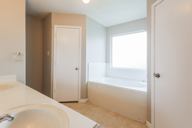 2,255/Mo, 25306 Barmby Dr Tomball, TX 77375 Main Bathroom View 2
