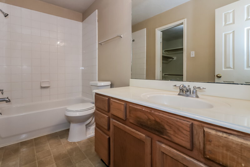 1,640/Mo, 7239 Calcutta Spring Dr Houston, TX 77083 Main Bathroom View