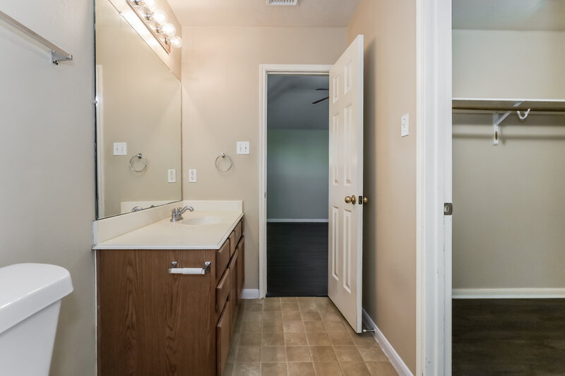 1,640/Mo, 7239 Calcutta Spring Dr Houston, TX 77083 Main Bathroom View 2
