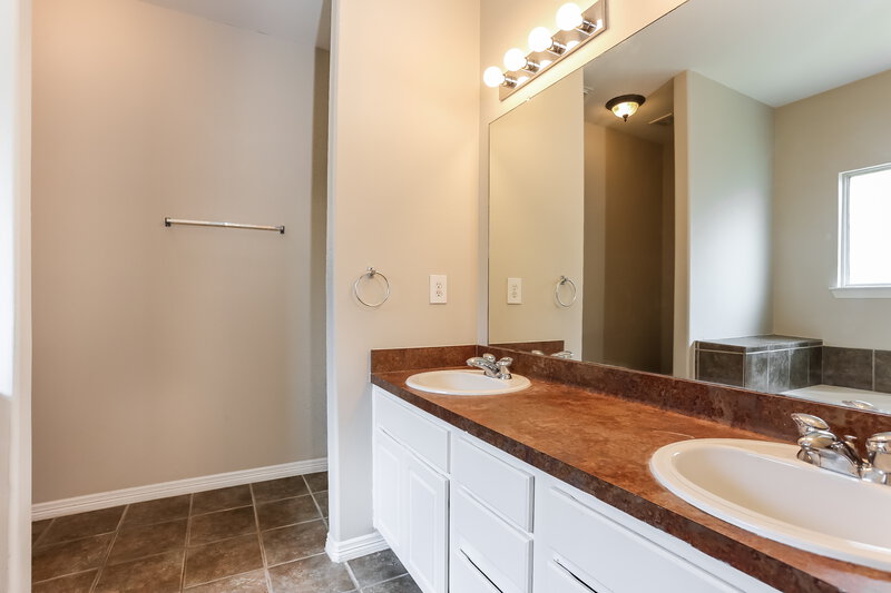 1,850/Mo, 10227 Berry Hill Ln Tomball, TX 77375 Main Bathroom View