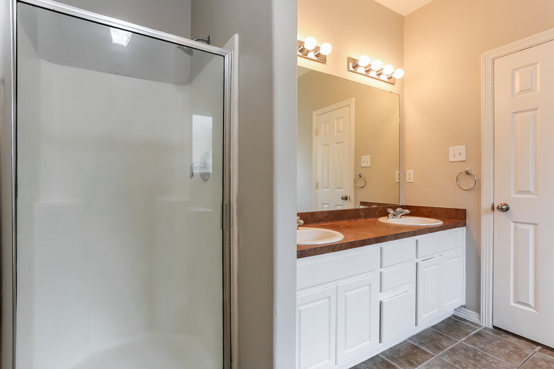 1,850/Mo, 10227 Berry Hill Ln Tomball, TX 77375 Main Bathroom View 2