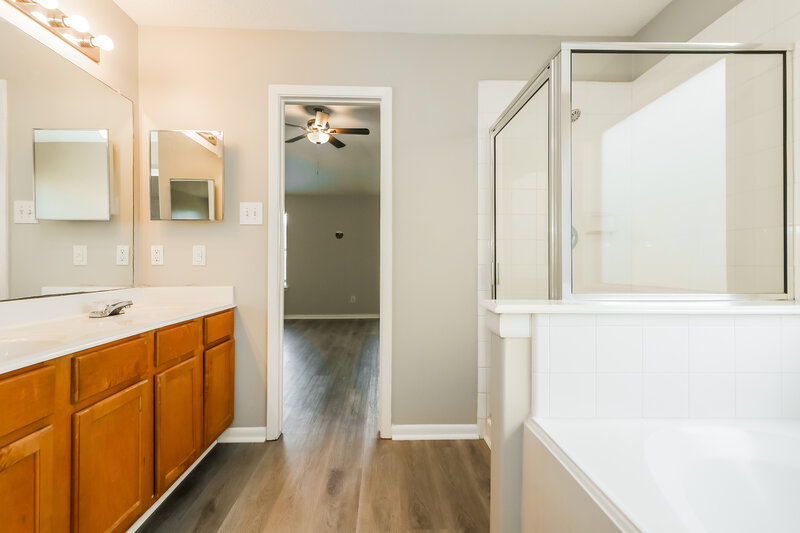 2,370/Mo, 19422 Billineys Park Dr Katy, TX 77449 Main Bathroom View 2