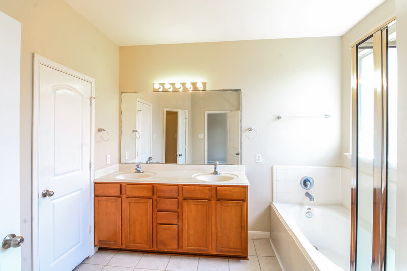 1,760/Mo, 4127 Barossa Valley Ln Katy, TX 77449 Main Bathroom View