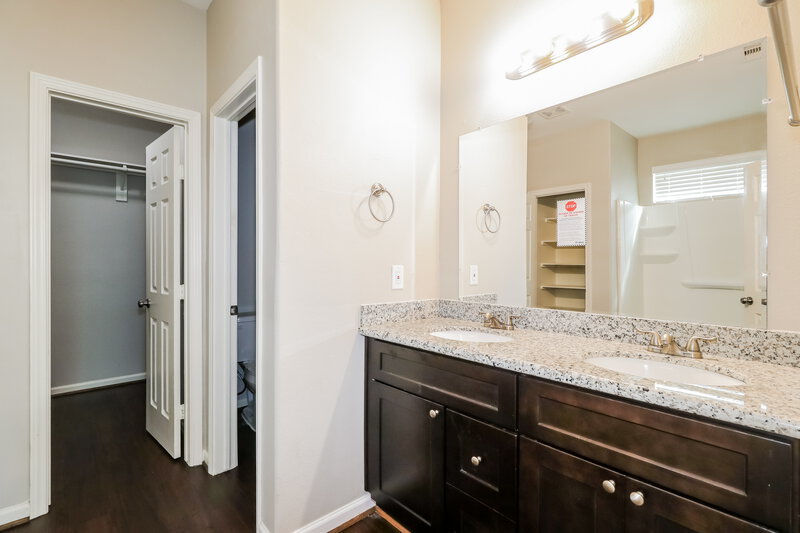 2,075/Mo, 2702 Mesquite Ridge Dr Houston, TX 77073 Main Bathroom View