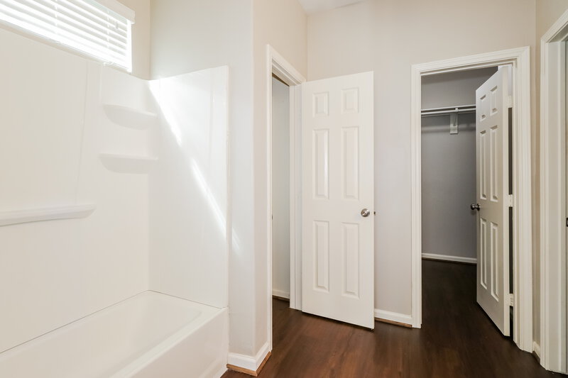 2,075/Mo, 2702 Mesquite Ridge Dr Houston, TX 77073 Main Bathroom View 2