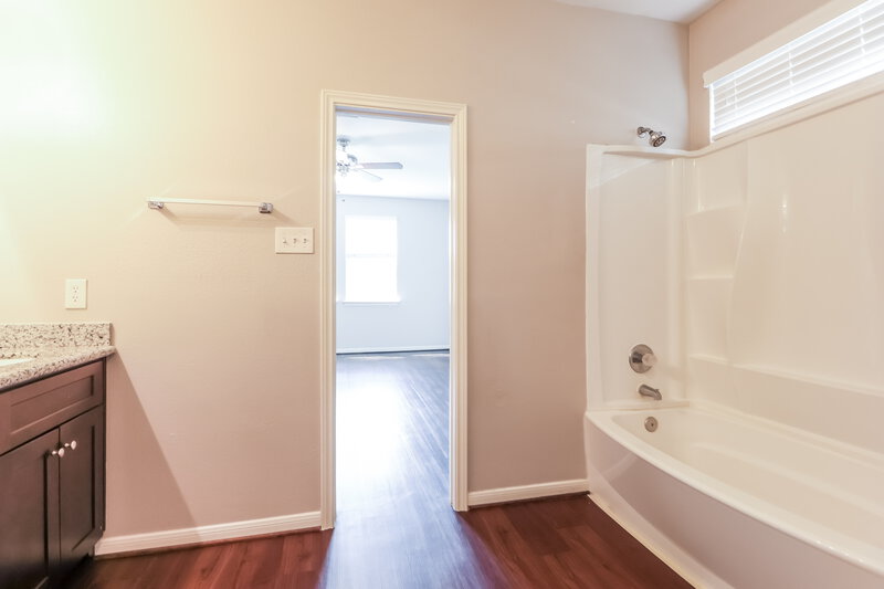 2,165/Mo, 2714 Mesquite Ridge Dr Houston, TX 77073 Main Bathroom View 2
