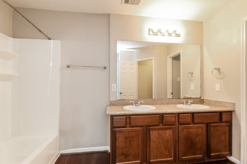 1,845/Mo, 2718 Mesquite Ridge Dr Houston, TX 77073 Main Bathroom View