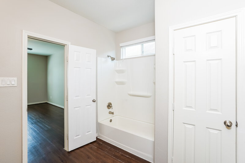 2,710/Mo, 2726 Mesquite Ridge Dr Houston, TX 77073 Main Bathroom View 2