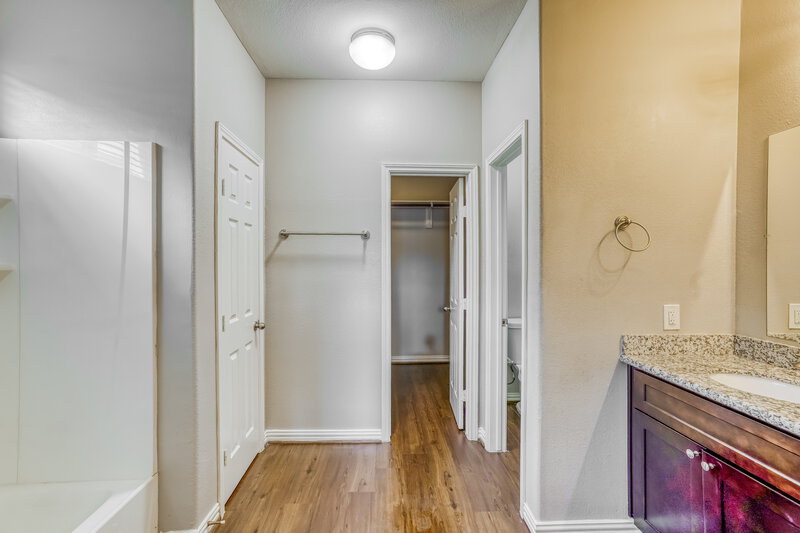 1,930/Mo, 2726 Mesquite Ridge Dr Houston, TX 77073 Main Bathroom View