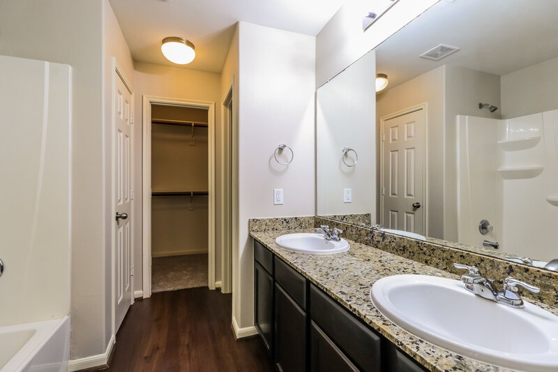 1,875/Mo, 2730 Mesquite Ridge Dr Houston, TX 77073 Main Bathroom View