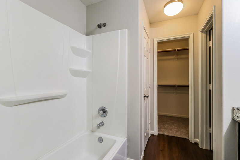 1,875/Mo, 2730 Mesquite Ridge Dr Houston, TX 77073 Main Bathroom View 2