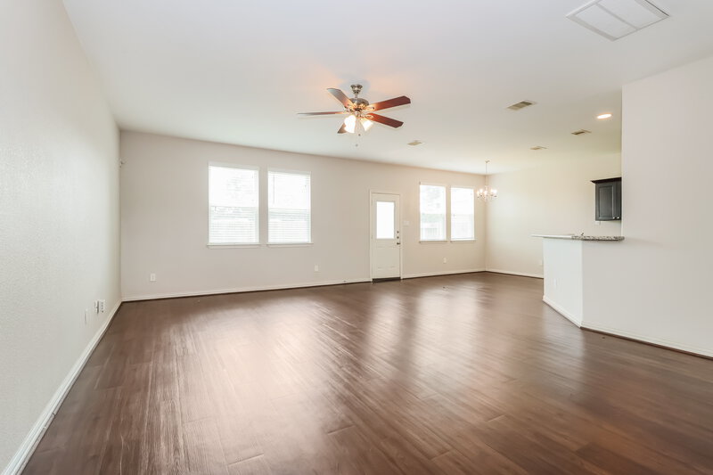 2,000/Mo, 2802 Mesquite Ridge Dr Houston, TX 77073 Living Room View 2