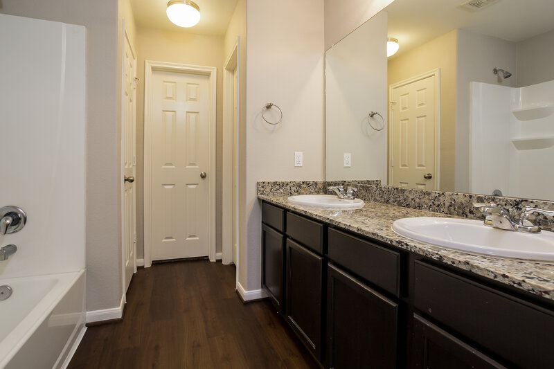 1,935/Mo, 2802 Mesquite Ridge Dr Houston, TX 77073 Master Bathroom View