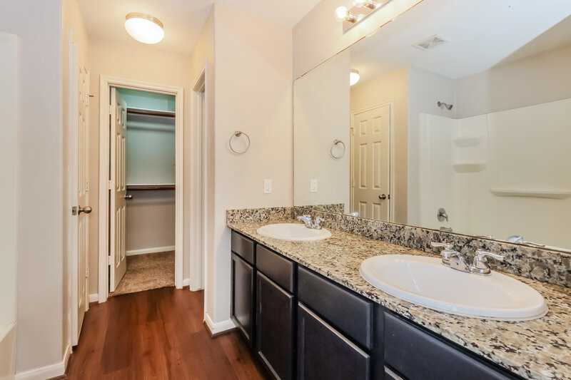2,000/Mo, 2802 Mesquite Ridge Dr Houston, TX 77073 Main Bathroom View