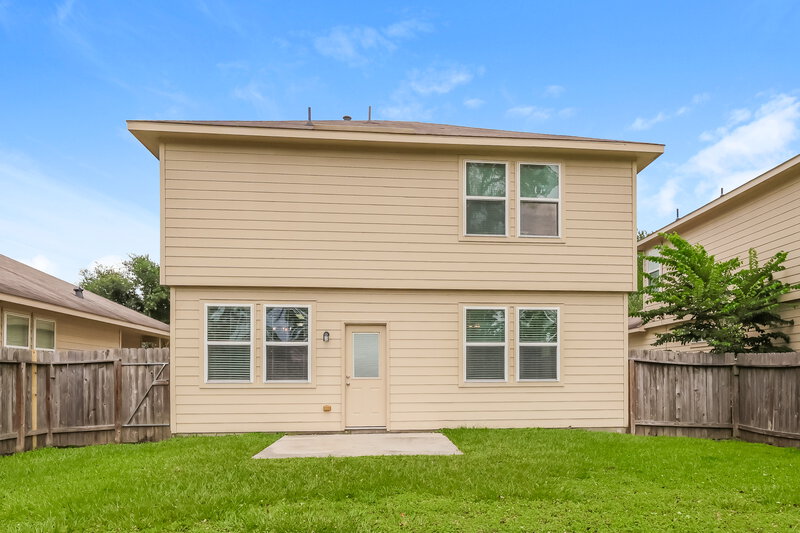 2,000/Mo, 2802 Mesquite Ridge Dr Houston, TX 77073 Rear View