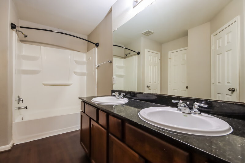 1,990/Mo, 2810 Mesquite Ridge Dr Houston, TX 77073 Main Bathroom View