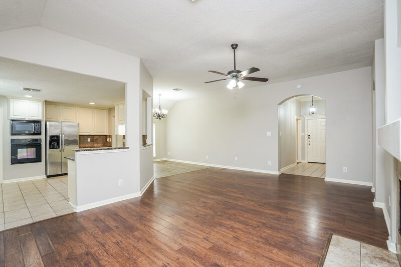 2,385/Mo, 3622 Sunset Meadows Dr Pearland, TX 77581 Living Room View 2
