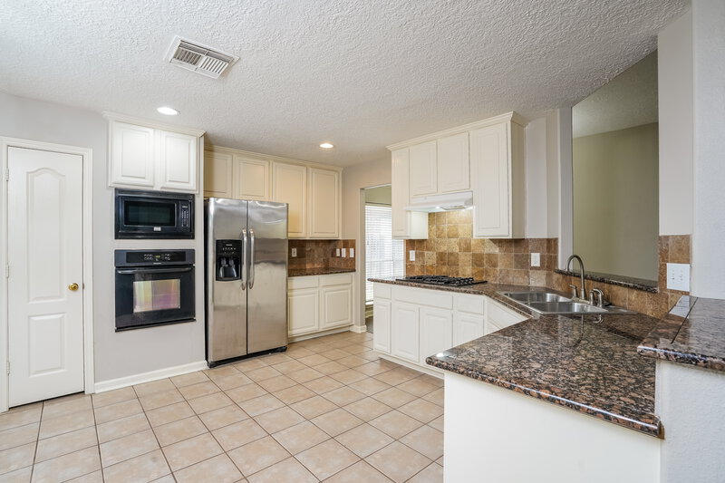 2,385/Mo, 3622 Sunset Meadows Dr Pearland, TX 77581 Kitchen View 2
