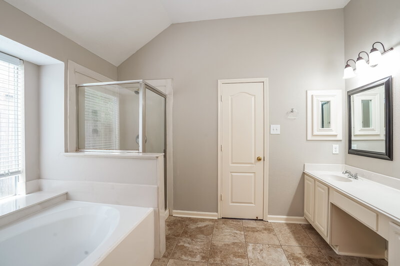 2,385/Mo, 3622 Sunset Meadows Dr Pearland, TX 77581 Main Bathroom View