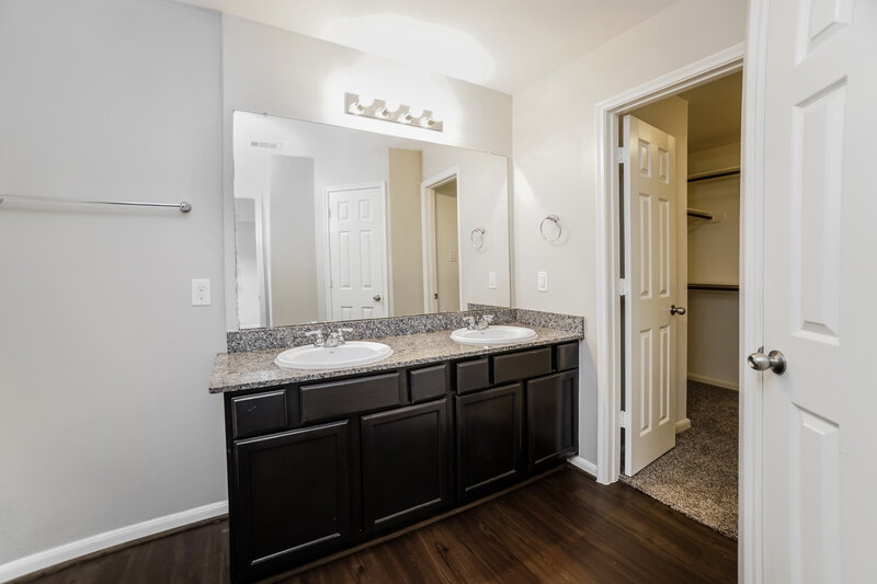 1,955/Mo, 2630 Mesquite Ridge Dr Houston, TX 77073 Main Bathroom View