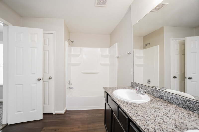 1,955/Mo, 2630 Mesquite Ridge Dr Houston, TX 77073 Main Bathroom View 2