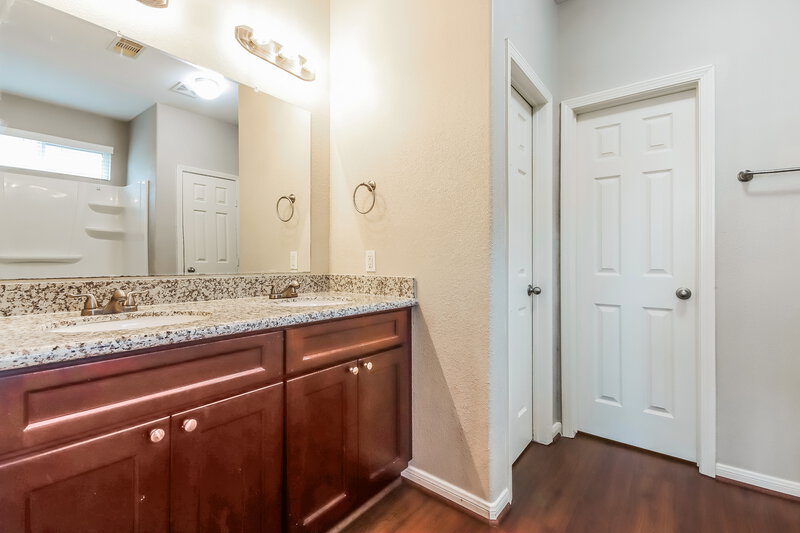 1,860/Mo, 21810 Octavia Way Houston, TX 77073 Main Bathroom View