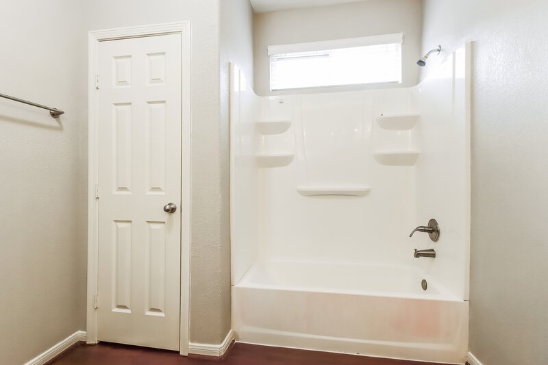 1,860/Mo, 21810 Octavia Way Houston, TX 77073 Main Bathroom View 2