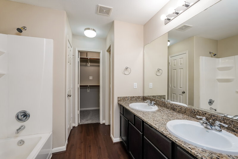 1,780/Mo, 21811 Octavia Way Houston, TX 77073 Main Bathroom View