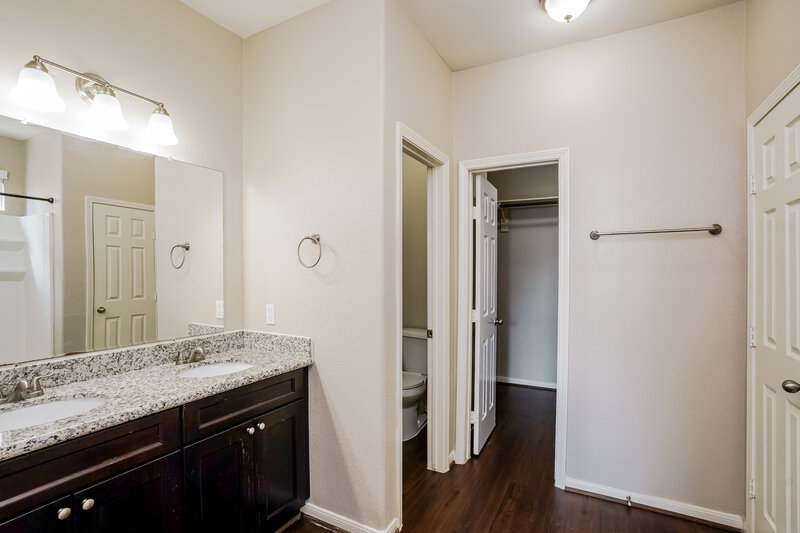 1,995/Mo, 21815 Octavia Way Houston, TX 77073 Main Bathroom View