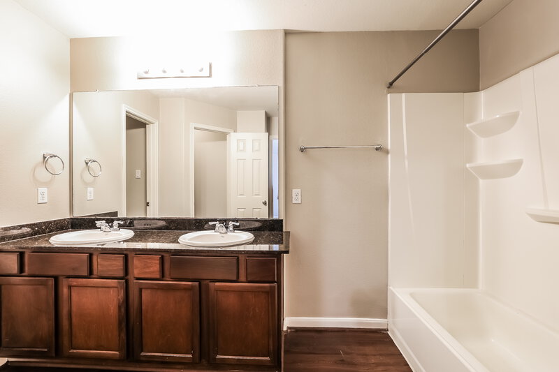 2,205/Mo, 21819 Octavia Way Houston, TX 77073 Main Bathroom View
