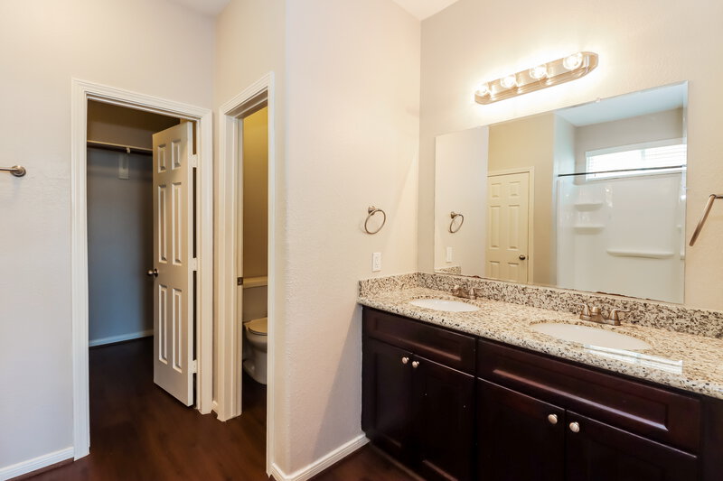 2,105/Mo, 21822 Octavia Way Houston, TX 77073 Main Bathroom View