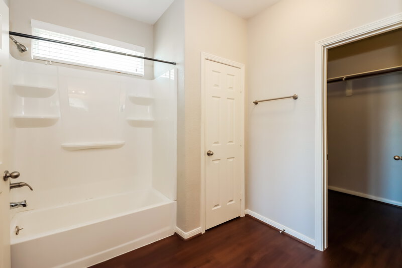 2,105/Mo, 21822 Octavia Way Houston, TX 77073 Main Bathroom View 2
