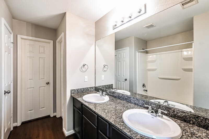 1,930/Mo, 21826 Octavia Way Houston, TX 77073 Main Bathroom View