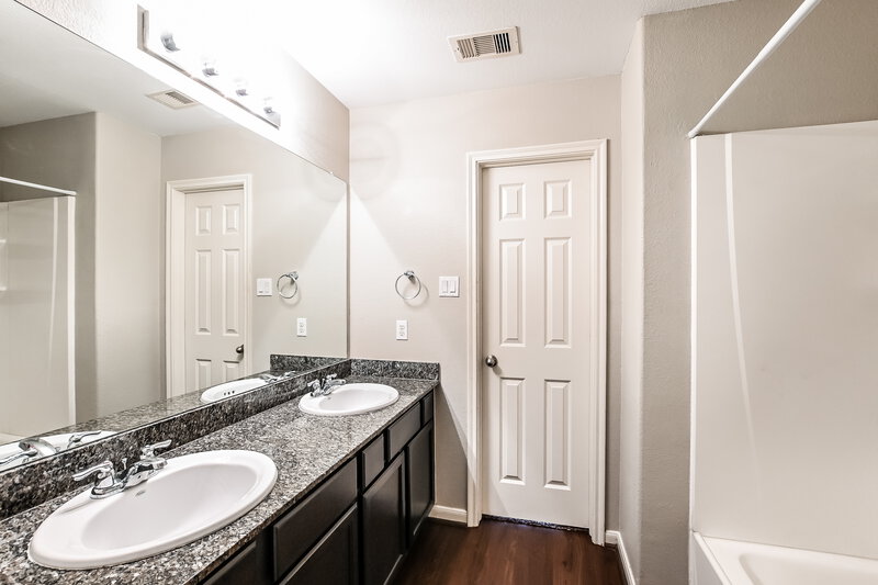 1,930/Mo, 21826 Octavia Way Houston, TX 77073 Main Bathroom View 2