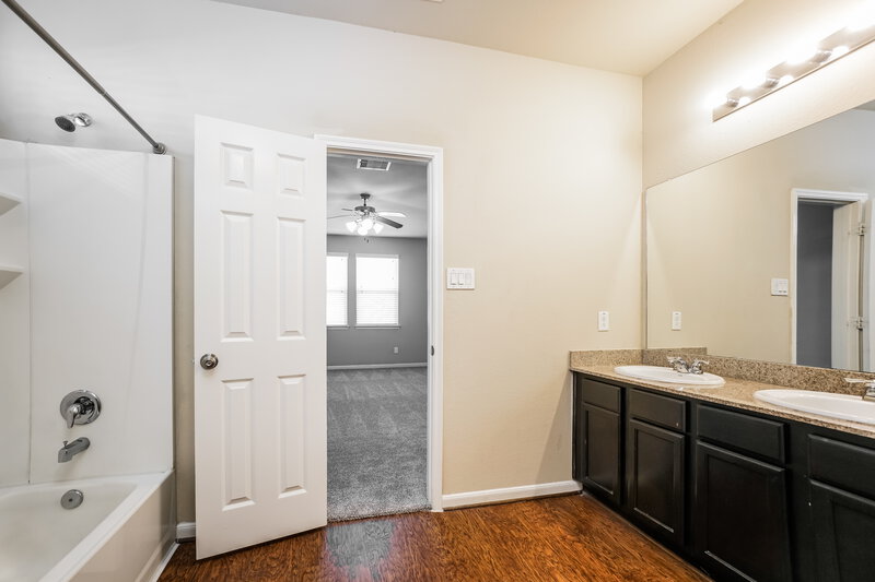 2,380/Mo, 10327 Scenic Vista Dr Humble, TX 77396 Main Bathroom View 2