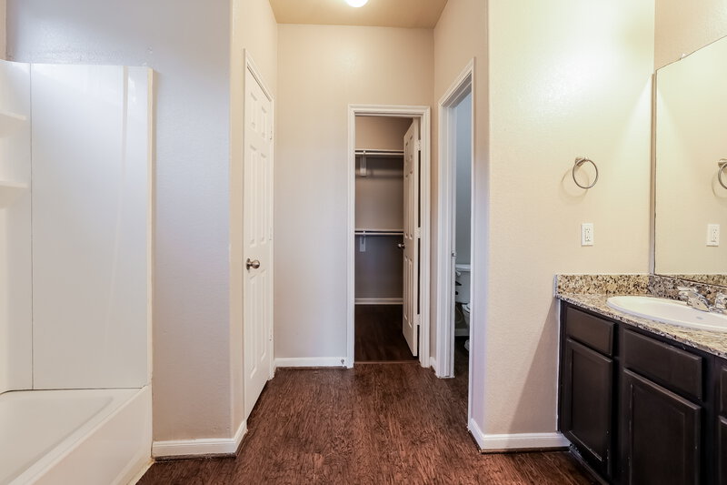 2,210/Mo, 15031 Silhouette Ridge Dr Humble, TX 77396 Main Bathroom View