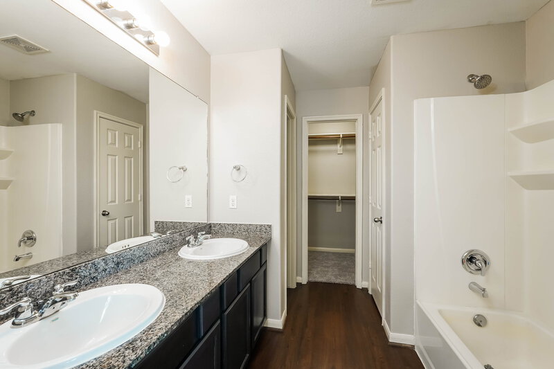 1,755/Mo, 21831 Octavia Way Houston, TX 77073 Main Bathroom View