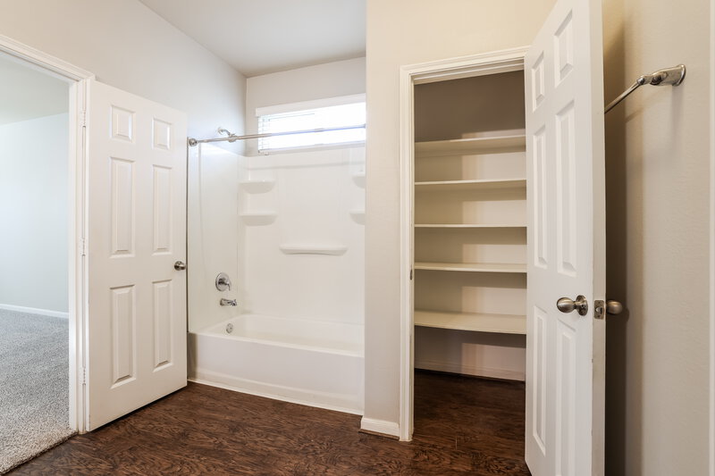 2,620/Mo, 15030 Silhouette Ridge Dr Humble, TX 77396 Main Bathroom View 2