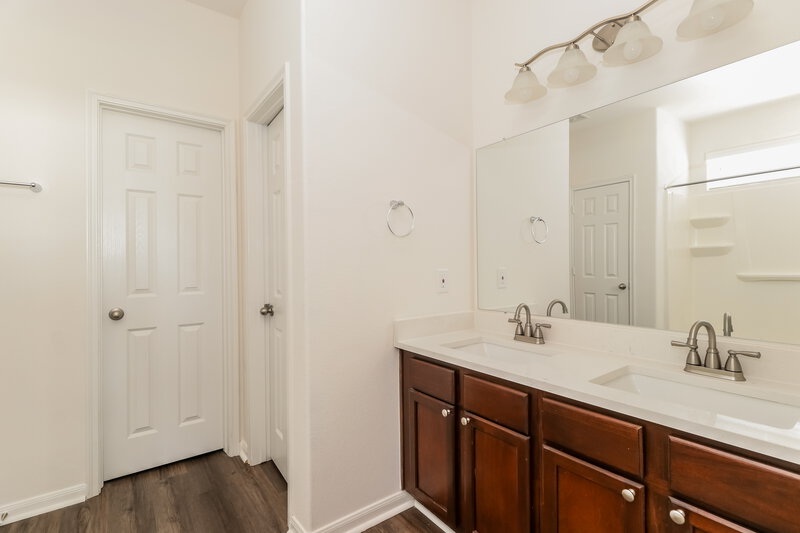 2,015/Mo, 23610 Maple View Dr Spring, TX 77373 Main Bathroom View