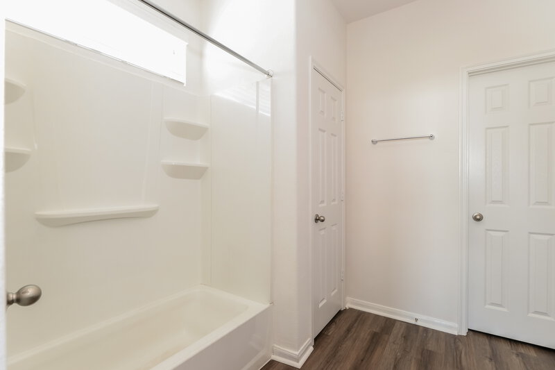 2,015/Mo, 23610 Maple View Dr Spring, TX 77373 Main Bathroom View 2