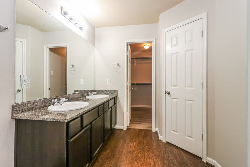 1,950/Mo, 23611 Maple View Dr Spring, TX 77373 Main Bathroom View