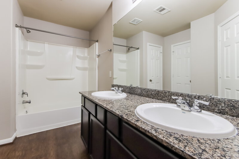 2,075/Mo, 23627 Maple View Dr Spring, TX 77373 Main Bathroom View