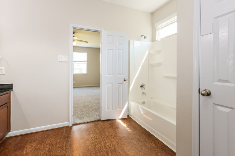 2,035/Mo, 2703 Sleepy Knoll Dr Spring, TX 77373 Main Bathroom View 2