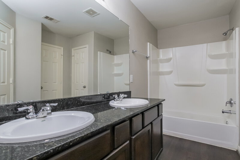 2,090/Mo, 21835 Octavia Way Houston, TX 77073 Main Bathroom View