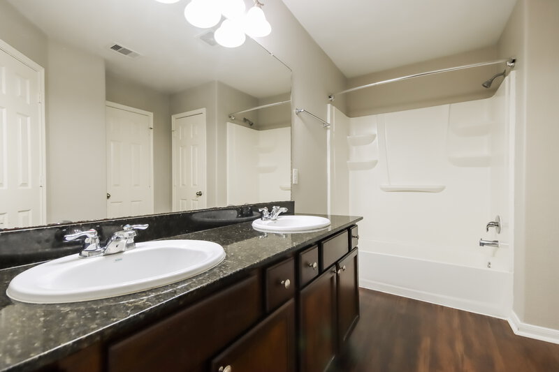 2,120/Mo, 21835 Octavia Way Houston, TX 77073 Main Bathroom View
