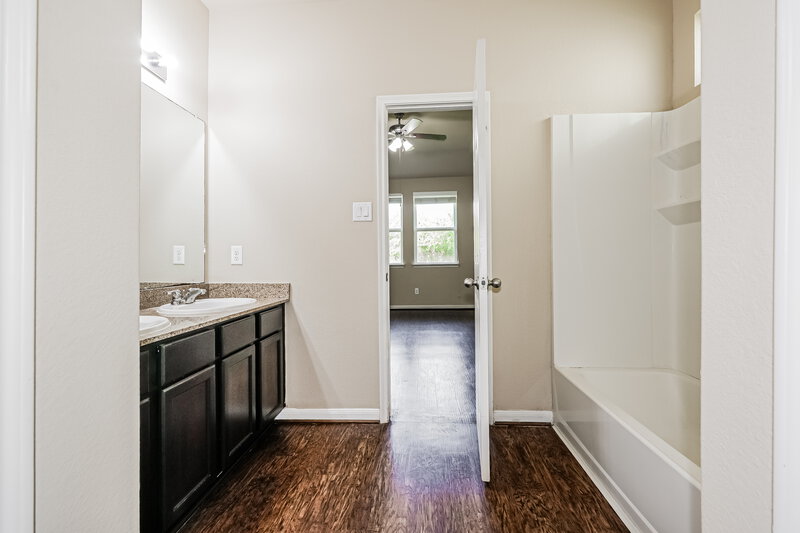 1,930/Mo, 23703 Maple View Dr Spring, TX 77373 Main Bathroom View 2
