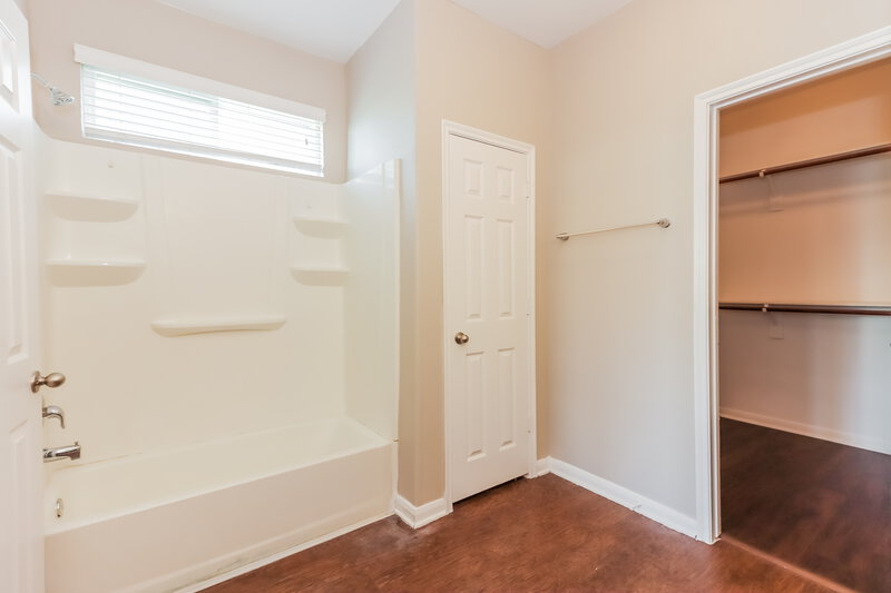 2,025/Mo, 23622 Maple View Dr Spring, TX 77373 Main Bathroom View