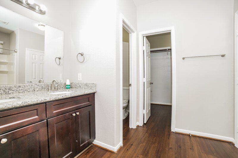 2,305/Mo, 21839 Octavia Way Houston, TX 77073 Main Bathroom View