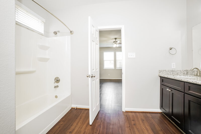 2,305/Mo, 21839 Octavia Way Houston, TX 77073 Main Bathroom View 2