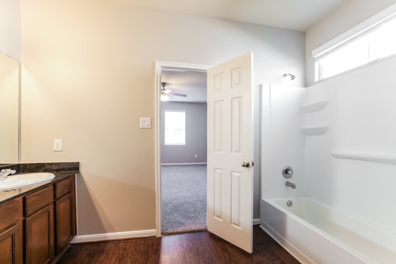 2,095/Mo, 23631 Maple View Dr Spring, TX 77373 Main Bathroom View